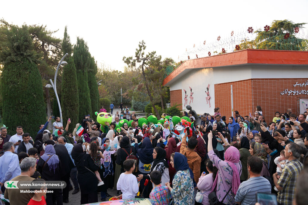 لحظات خوش کودکان با همراهی عروسکها رقم خورد