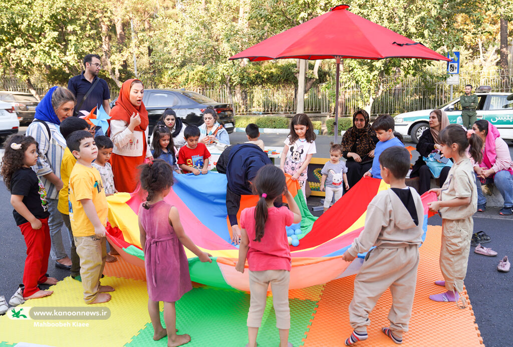 لحظات خوش کودکان با همراهی عروسکها رقم خورد