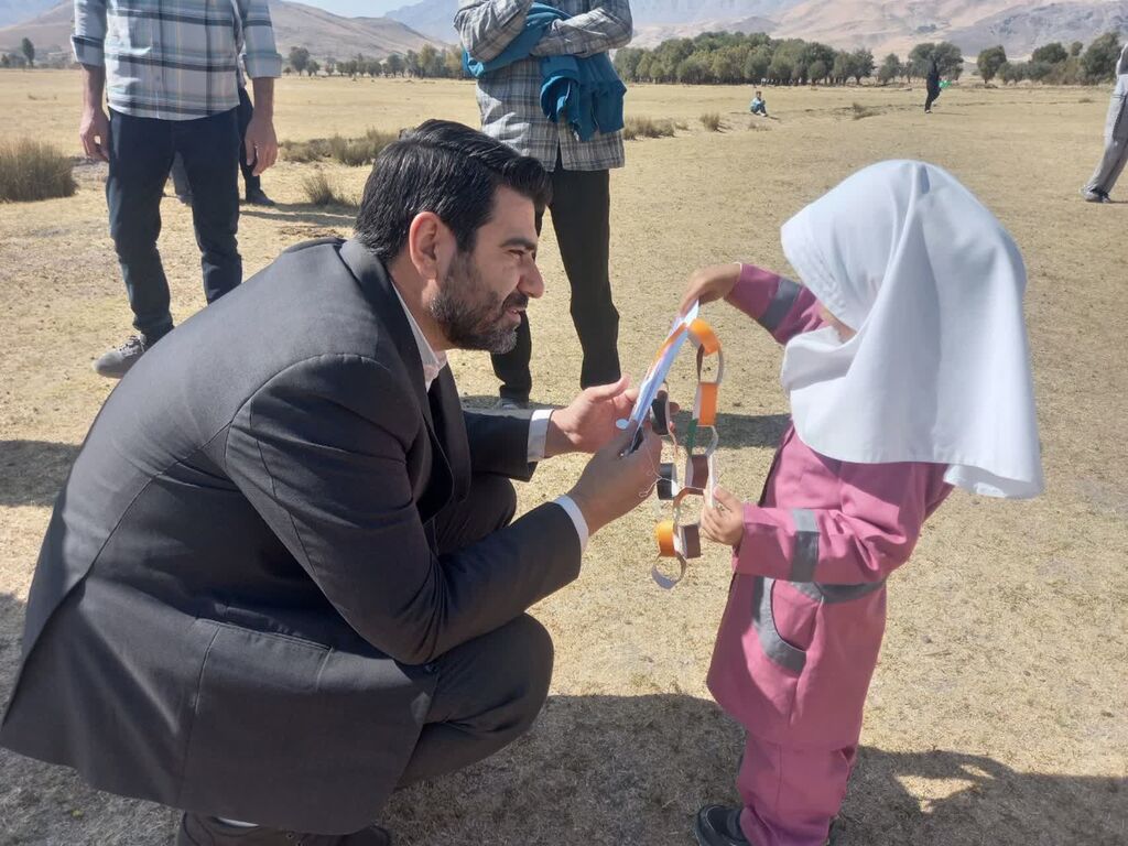 کانون و مسئولین در کنار کودکان برای تحقق شعار "حال خوش زندگی" در فارسینج سنقر