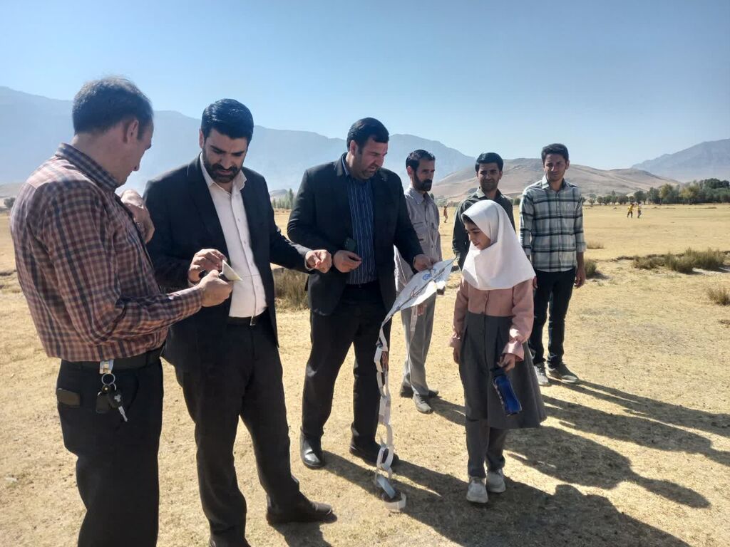 کانون و مسئولین در کنار کودکان برای تحقق شعار "حال خوش زندگی" در فارسینج سنقر