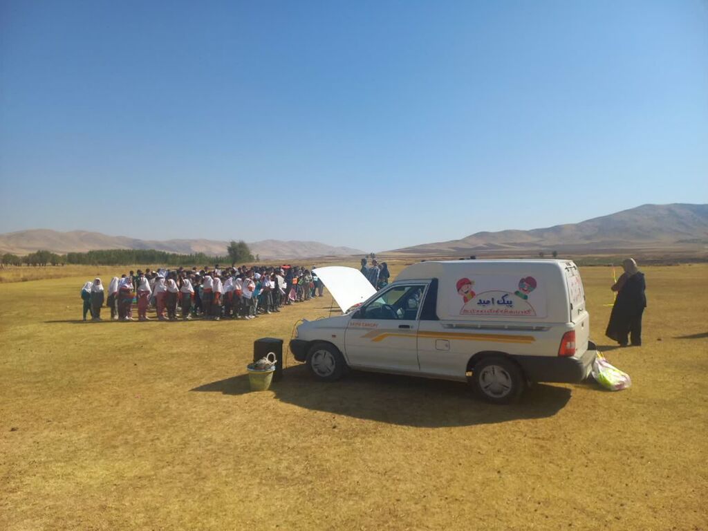 کانون و مسئولین در کنار کودکان برای تحقق شعار "حال خوش زندگی" در فارسینج سنقر