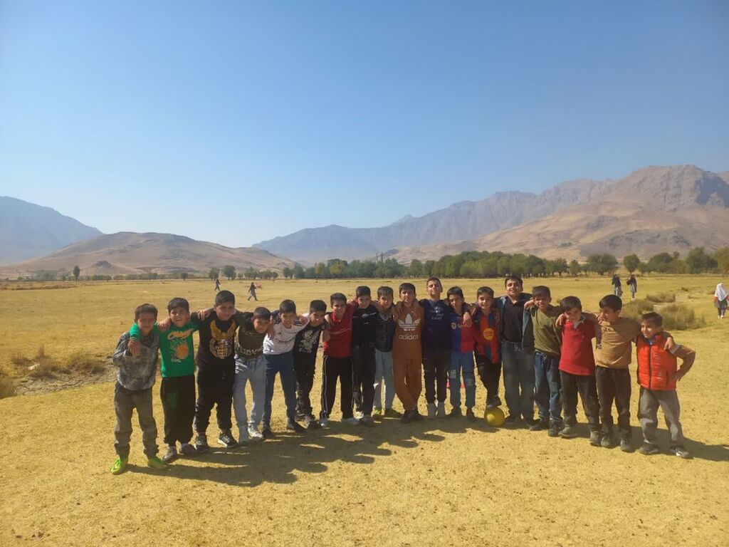 کانون و مسئولین در کنار کودکان برای تحقق شعار "حال خوش زندگی" در فارسینج سنقر