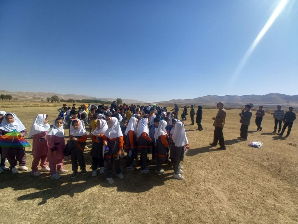 کانون و مسئولین در کنار کودکان برای تحقق شعار "حال خوش زندگی" در فارسینج سنقر