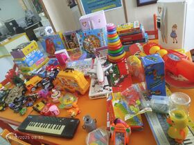 اهداء عروسک و اسباب بازی به مناسبت هفته جهانی کودک