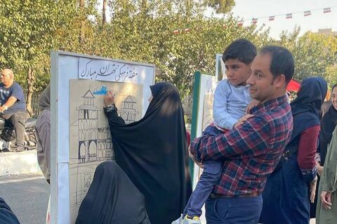 جنگ شادی و شادپیمایی عروسک‌های بلند قامت استان تهران در خیابان حجاب