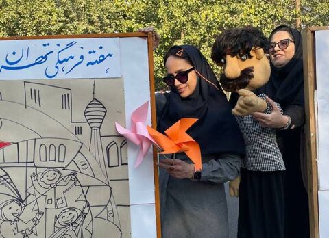 جنگ شادی و شادپیمایی عروسک‌های بلند قامت استان تهران در خیابان حجاب