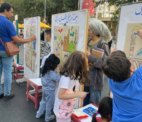 جنگ شادی و شادپیمایی عروسک‌های بلند قامت استان تهران در خیابان حجاب