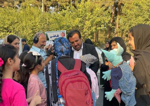 جنگ شادی و شادپیمایی عروسک‌های بلند قامت استان تهران در خیابان حجاب