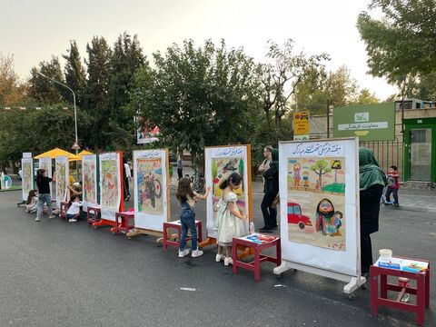 جنگ شادی و شادپیمایی عروسک‌های بلند قامت استان تهران در خیابان حجاب