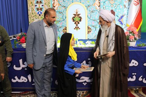 قرائت بیانیه عضو کودک کانون مازندران و سخنرانی پیش از خطبه مدیرکل کانون مازندران در نمازجمعه ساری
