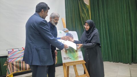همزمان با روز جهانی پست و هفته ملی کودک صورت گرفت؛ رونمایی از تمبر شهید "میلان صابر"
