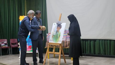 همزمان با روز جهانی پست و هفته ملی کودک صورت گرفت؛ رونمایی از تمبر شهید "میلان صابر"
