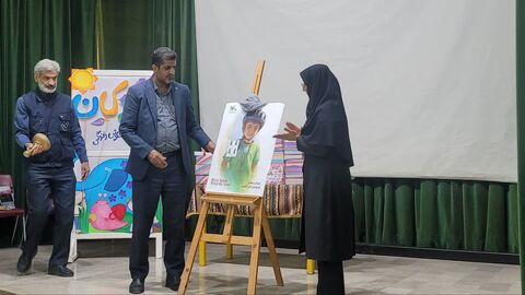 همزمان با روز جهانی پست و هفته ملی کودک صورت گرفت؛ رونمایی از تمبر شهید "میلان صابر"