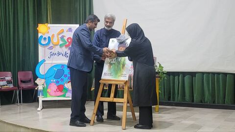 همزمان با روز جهانی پست و هفته ملی کودک صورت گرفت؛ رونمایی از تمبر شهید "میلان صابر"