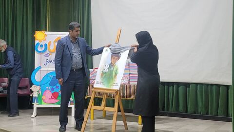 همزمان با روز جهانی پست و هفته ملی کودک صورت گرفت؛ رونمایی از تمبر شهید "میلان صابر"