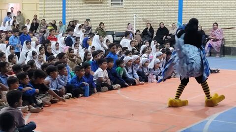 به همت کانون هرمزگان در روستای سرخون ؛جنگ شاد و نمایش حسن کچل برگزار شد