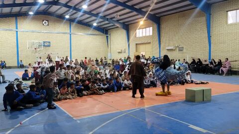 به همت کانون هرمزگان در روستای سرخون ؛جنگ شاد و نمایش حسن کچل برگزار شد