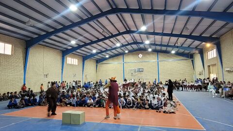 به همت کانون هرمزگان در روستای سرخون ؛جنگ شاد و نمایش حسن کچل برگزار شد