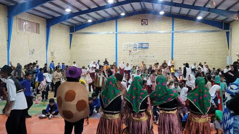 به همت کانون هرمزگان در روستای سرخون ؛جنگ شاد و نمایش حسن کچل برگزار شد