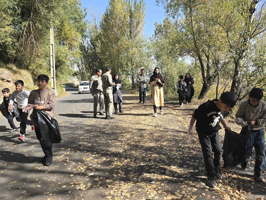 دانش‌آموزان مشگین‌شهری در پیاده‌روی محیط‌زیستی «زمین، خانه ما» شرکت کردند