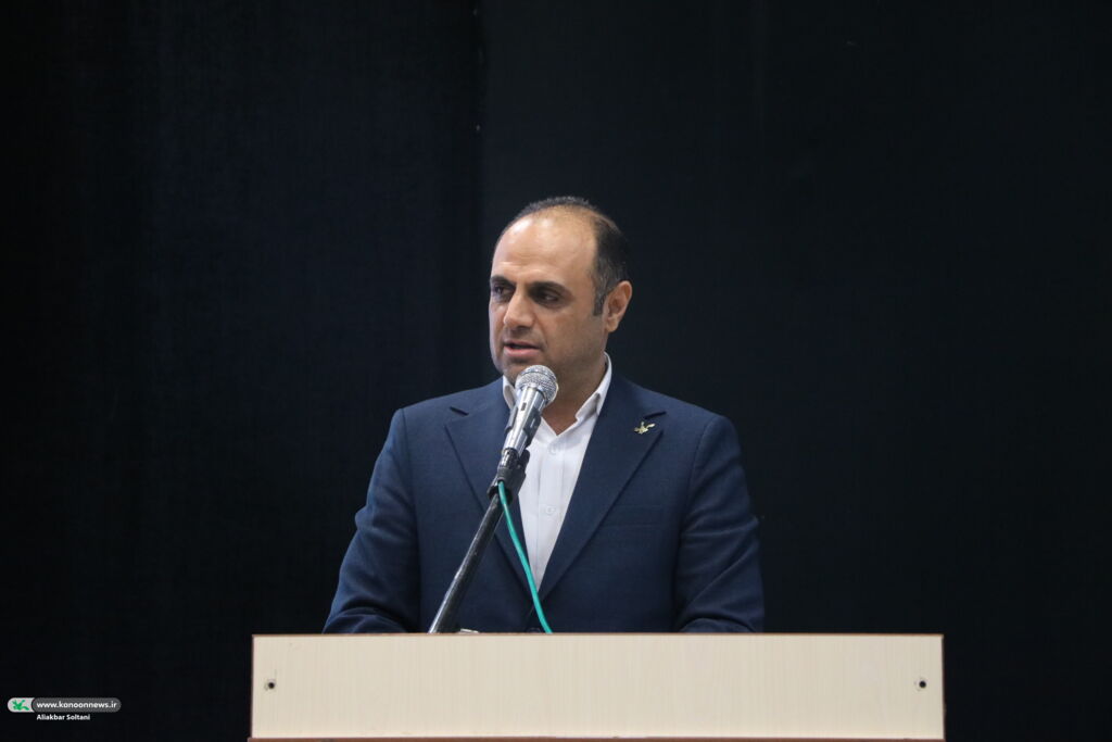 نشست صمیمی هوشنگ مرادی‌کرمانی در کانون کرمان برگزار شد