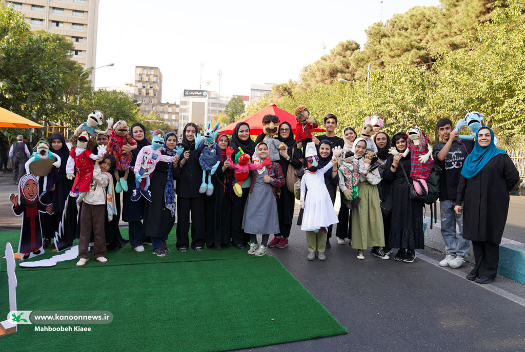 لحظات خوش کودکان با همراهی عروسکها رقم خورد