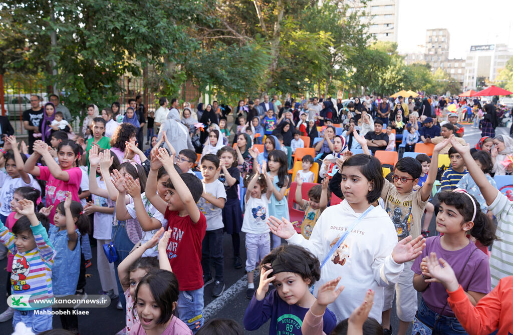 لحظات خوش کودکان با همراهی عروسکها رقم خورد