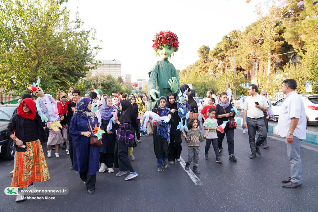 جنگ شادی و شادپیمایی عروسکهای بلند قامت استان تهران در خیابان حجاب لحظات خوش کودکان با همراهی عروسکها رقم خورد