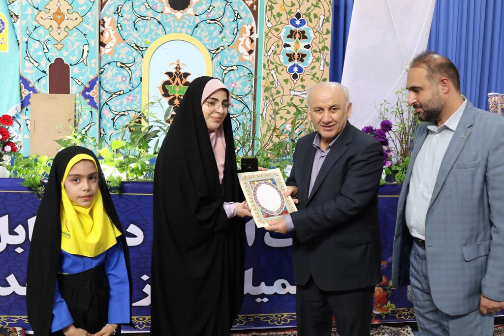 قرائت بیانیه هفته ملی کودک در نماز جمعه ساری