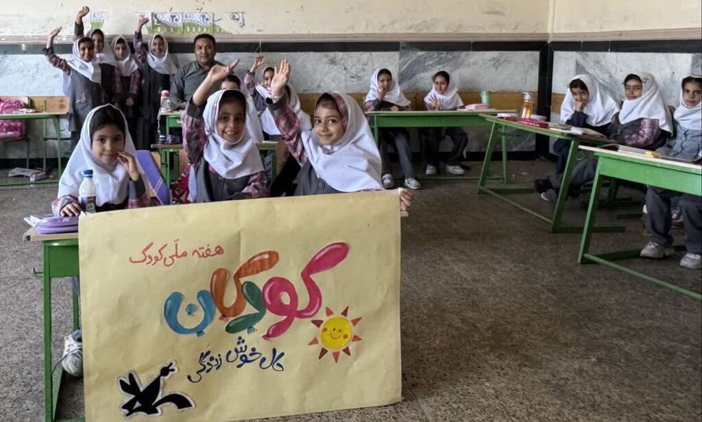 مرکز شماره ۳ اسلام آباد غرب "روز کودک، روز قصه" را در مدارس برگزار کرد