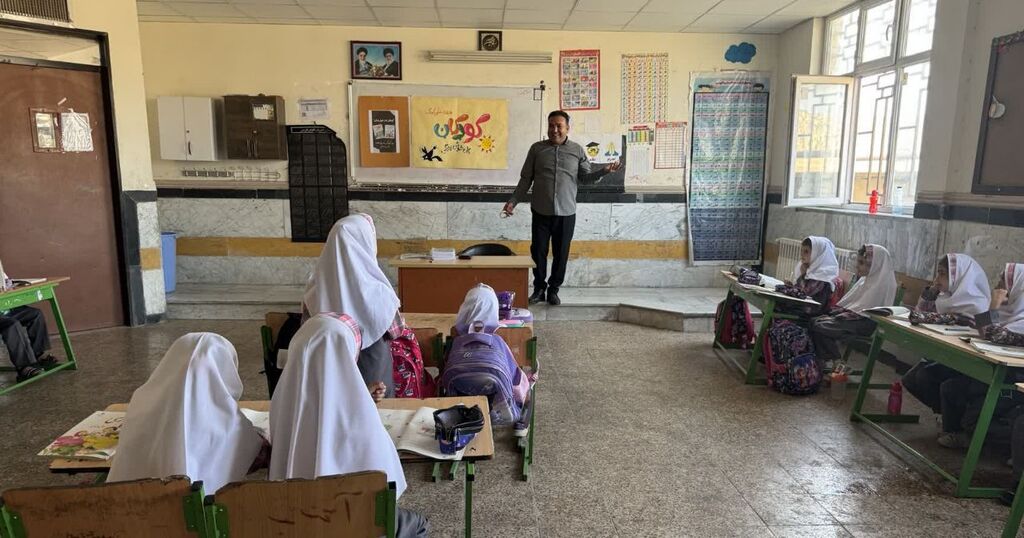 مرکز شماره ۳ اسلام آباد غرب "روز کودک، روز قصه" را در مدارس برگزار کرد