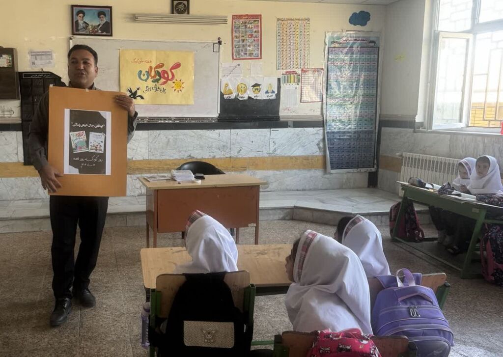 مرکز شماره ۳ اسلام آباد غرب "روز کودک، روز قصه" را در مدارس برگزار کرد