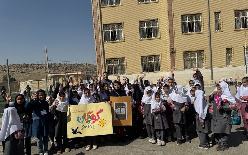 مرکز شماره ۳ اسلام آباد غرب "روز کودک، روز قصه" را در مدارس برگزار کرد