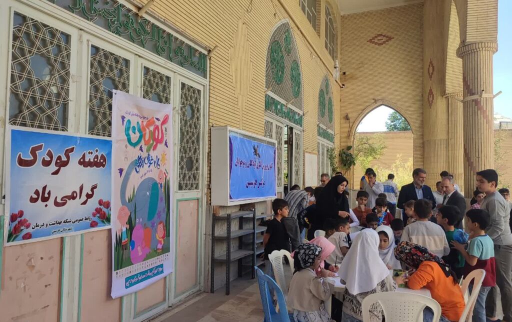 برپایی ایستگاه نقاشی کانون هرسین در مصلی نماز جمعه