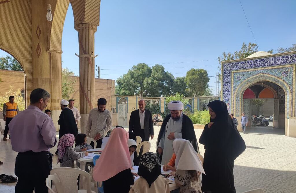 برپایی ایستگاه نقاشی کانون هرسین در مصلی نماز جمعه