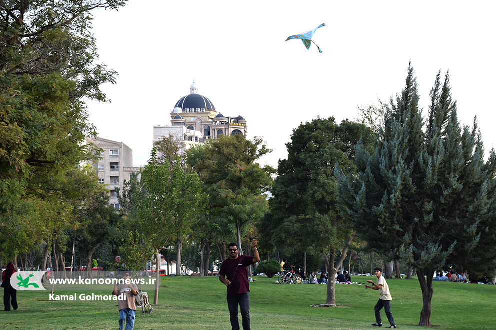 جشن پرواز بادبادکها در خرمآباد؛ جلوهای از شادمانی در هفته ملی کودک