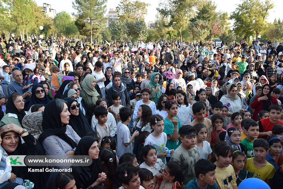 جشن پرواز بادبادکها در خرمآباد؛ جلوهای از شادمانی در هفته ملی کودک