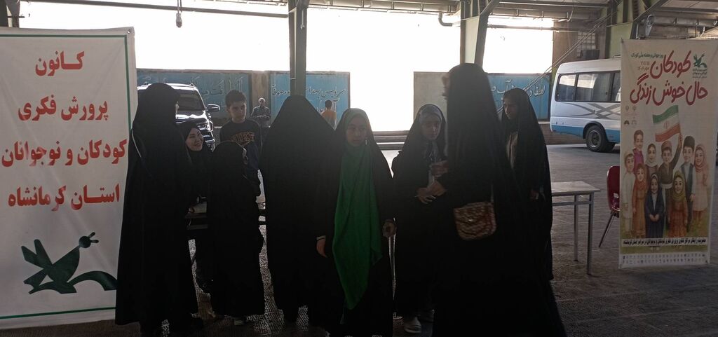 حضور سرپرست و مسئولان کانون استان در میز خدمت مسجد جامع کرمانشاه