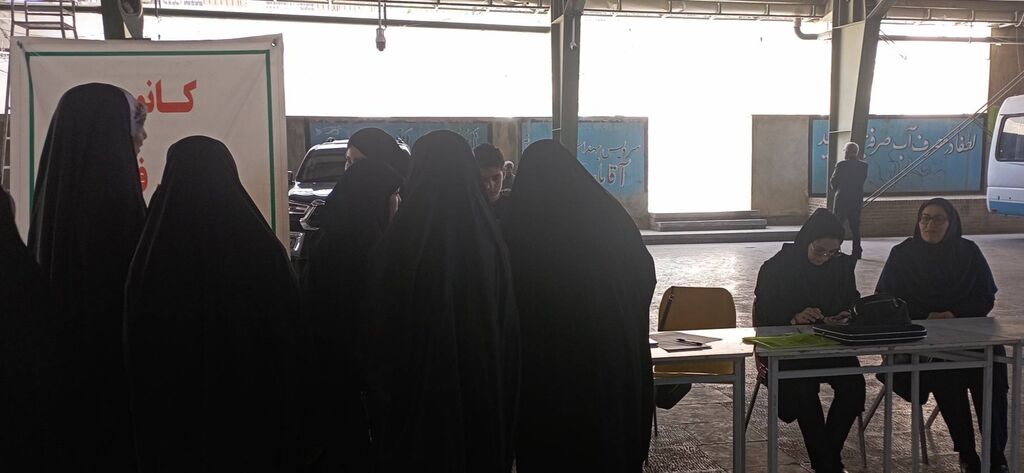 حضور سرپرست و مسئولان کانون استان در میز خدمت مسجد جامع کرمانشاه