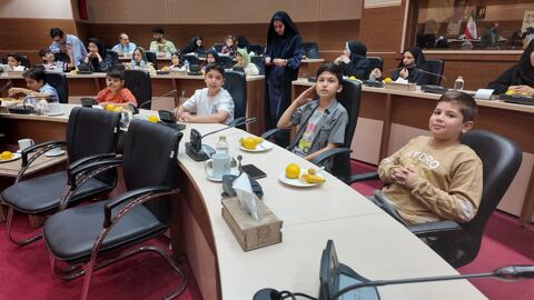 دادار اعضای کودک مستعد مراکز کانون با شهردار قم در روز جهانی کودک