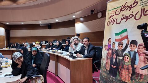دادار اعضای کودک مستعد مراکز کانون با شهردار قم در روز جهانی کودک