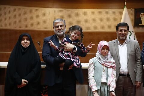 دادار اعضای کودک مستعد مراکز کانون با شهردار قم در روز جهانی کودک