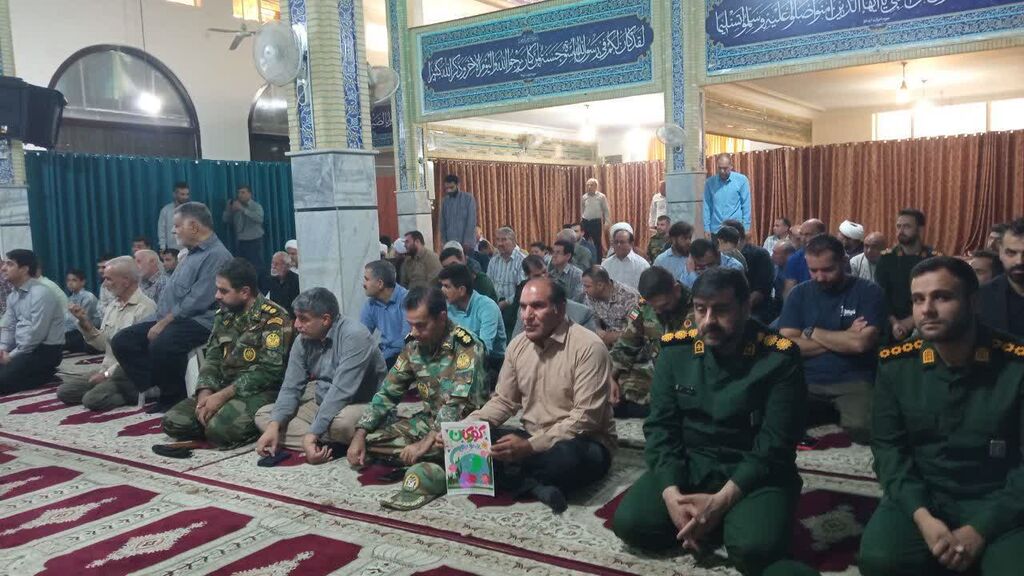 اعضا و کارکنان کانون قصرشیرین در نماز جمعه شهرستان حضور یافتند