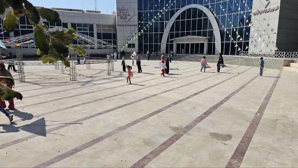 پرواز بادبادکها در آسمان ایران؛ جشن «حال خوش زندگی» برای کودکان