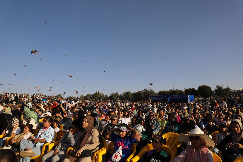 کودکان قزوینی حال خوش زندگی را در جشن پرواز بادبادکها تجربه کردند