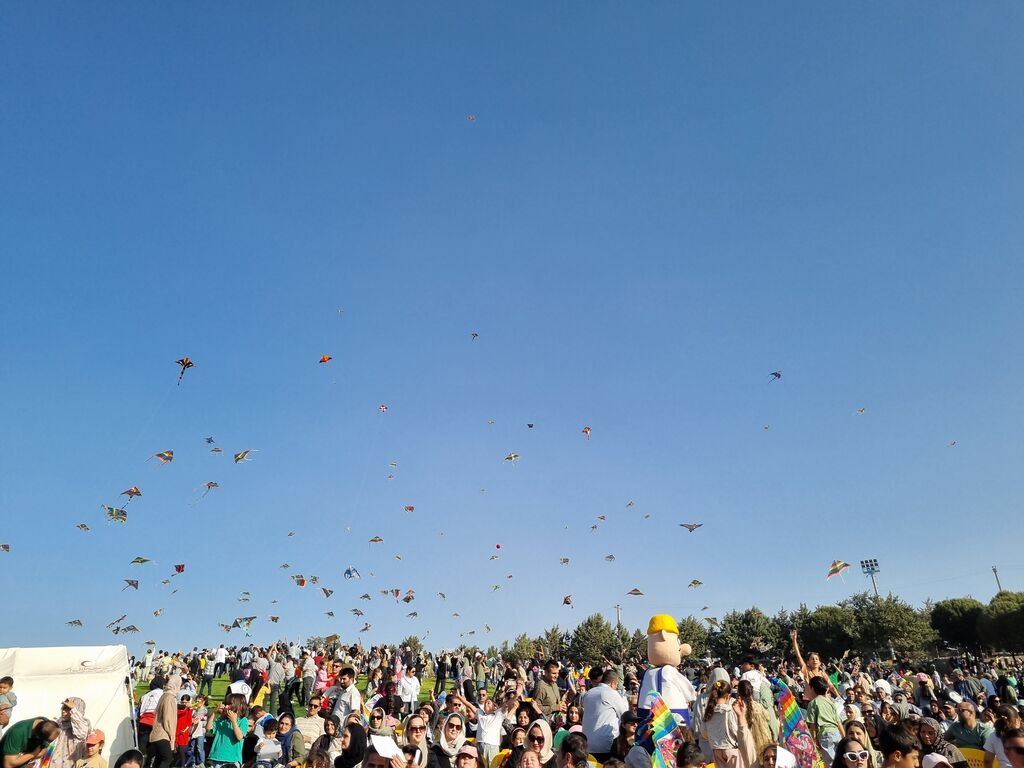 پرواز بادبادکها در آسمان ایران؛ جشن «حال خوش زندگی» برای کودکان
