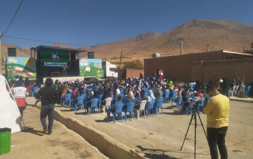 تماشاخانه سیار کانون در شهرها و روستاهای چهارمحال و بختیاری تماشاخانه سیار کانون به شهرها و روستاهای چهارمحال و بختیاری سفر کرد