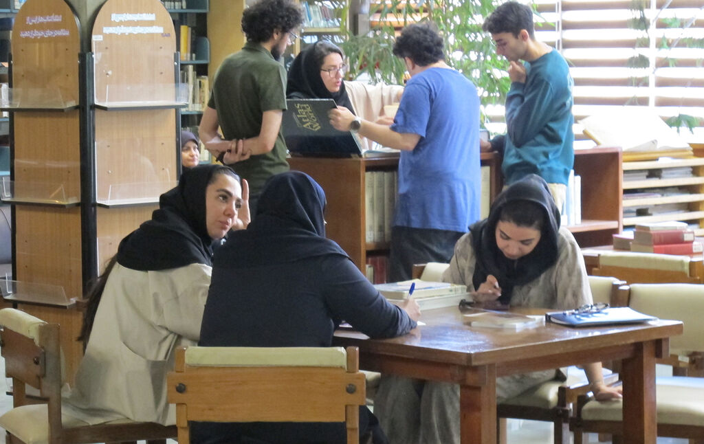 دانشجویان کارشناسی ارشد تصویرسازی از کتابخانه مرجع کانون بازدید کردند