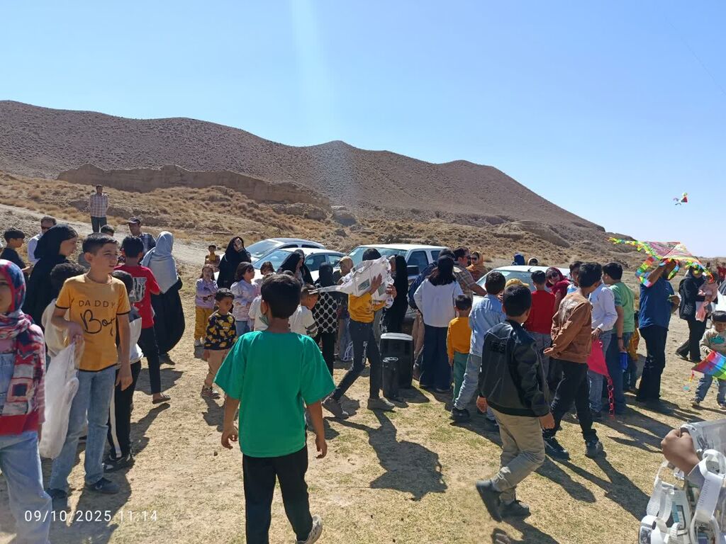 کاغذبادهای کودکان در آسمان قنات جهانی بلده فردوس