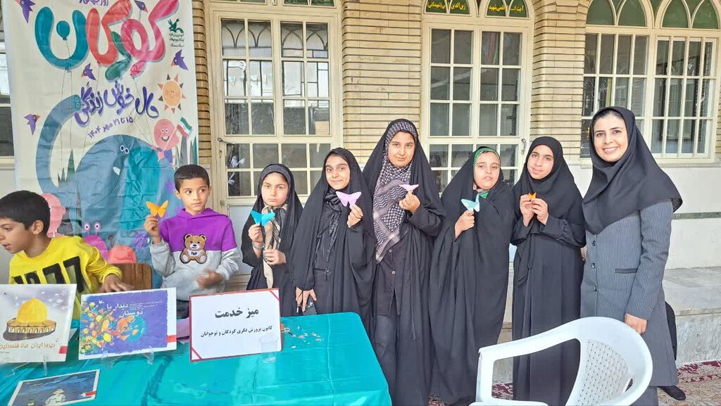 میز خدمت کانون شاهرود در مصلی نماز جمعه برپا شد